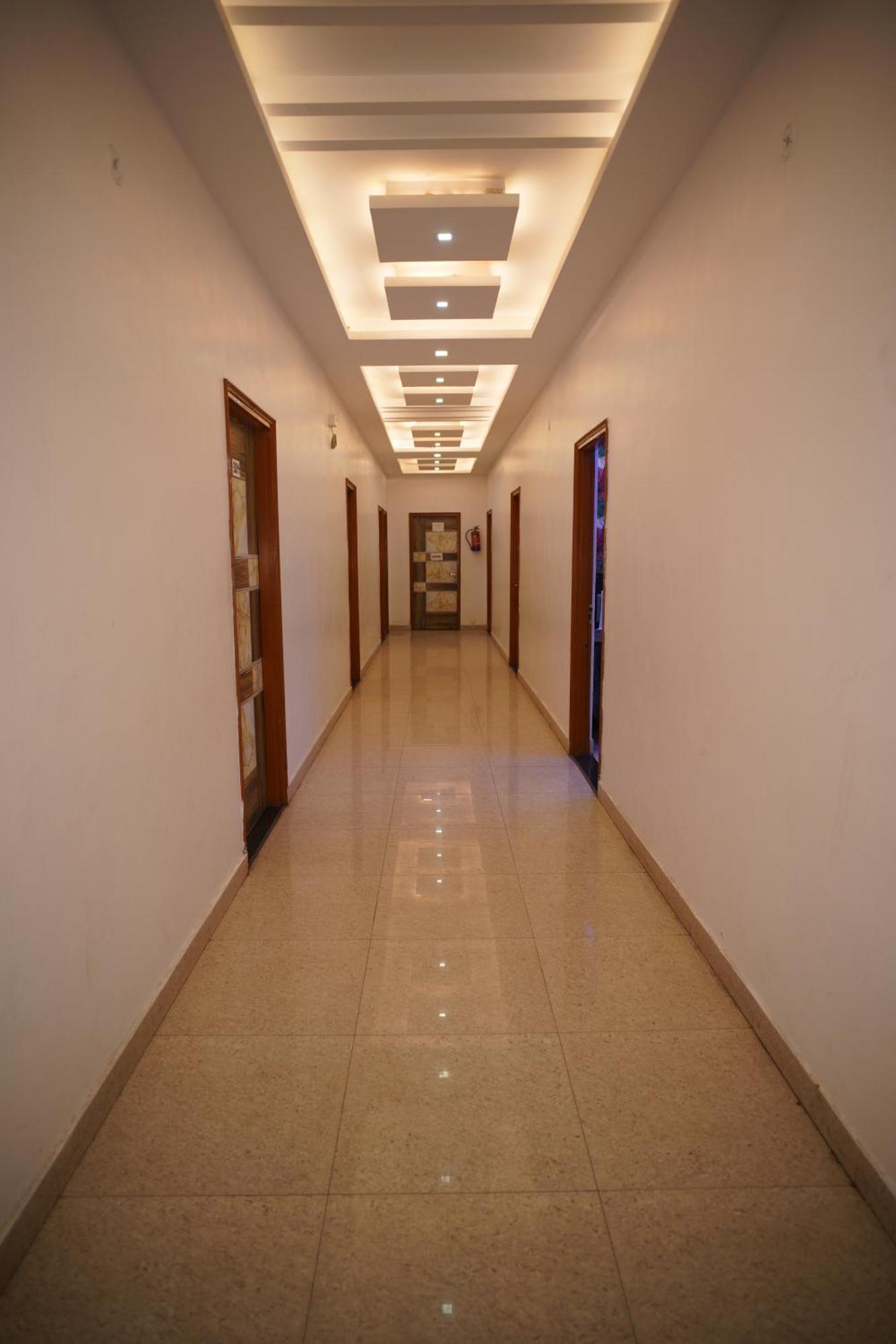 Blue Sky Hotels And Banquet Kanpur Buitenkant foto