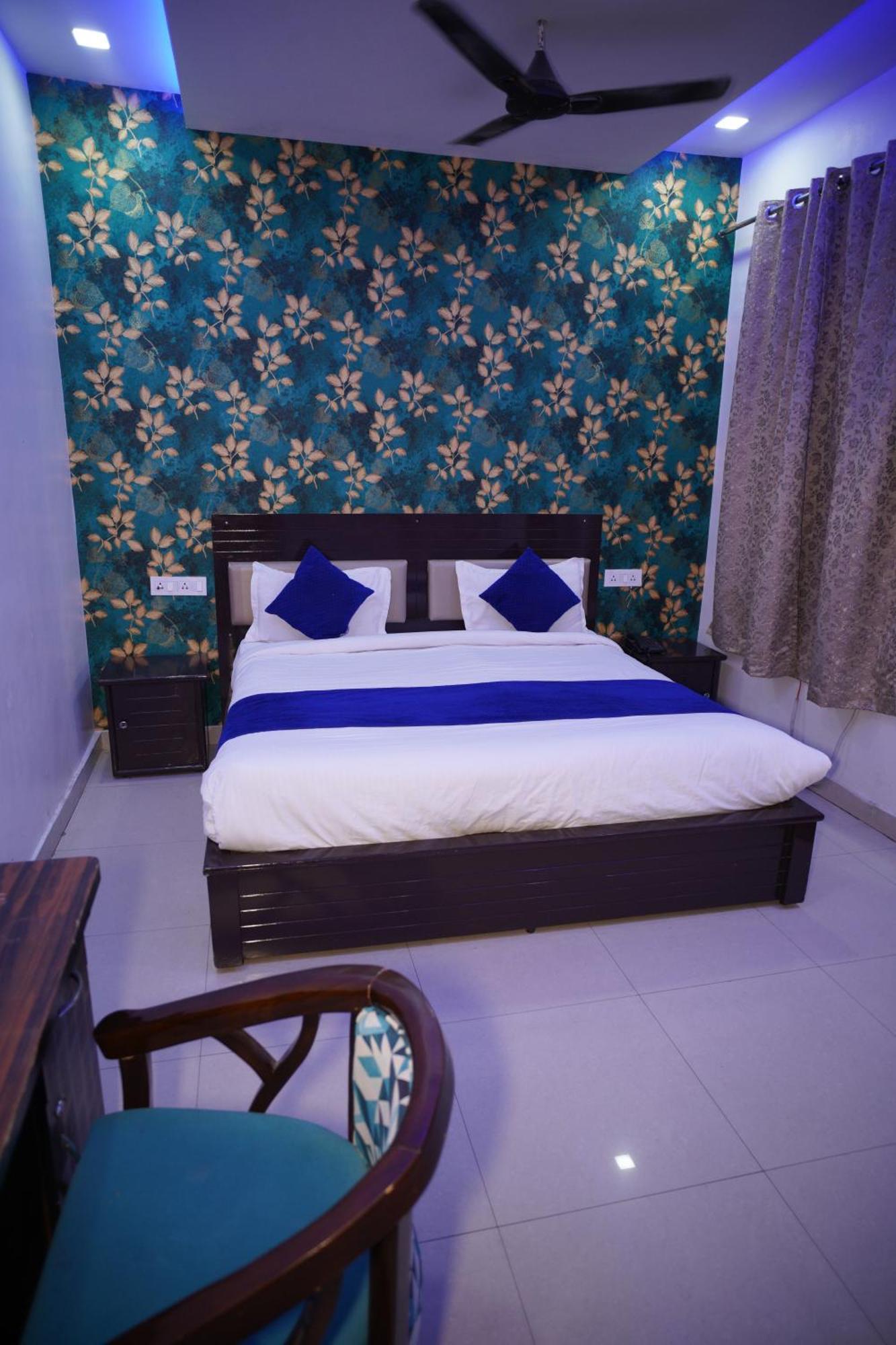 Blue Sky Hotels And Banquet Kanpur Buitenkant foto