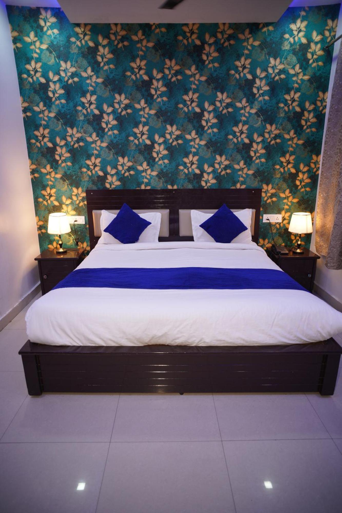 Blue Sky Hotels And Banquet Kanpur Buitenkant foto